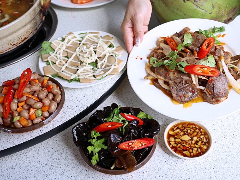 廣式養生功夫椰子雞 | 100%純椰汁湯頭好清甜,台中熱年菜10道餐桌大爆滿 廣式養生功夫椰子雞 | 100%純椰汁湯頭好清甜,台中熱年菜10道餐桌大爆滿