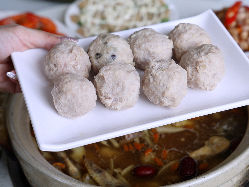 廣式養生功夫椰子雞 | 100%純椰汁湯頭好清甜,台中熱年菜10道餐桌大爆滿 廣式養生功夫椰子雞 | 100%純椰汁湯頭好清甜,台中熱年菜10道餐桌大爆滿