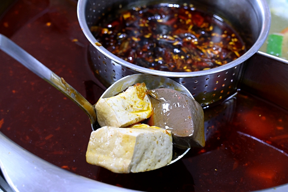 十三涮四川料理 | 重慶老火鍋祖傳湯底香麻不嗆，全台唯一麻辣鐵鍬海鮮，自助吧無限吃