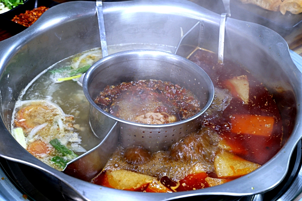 十三涮四川料理 | 重慶老火鍋祖傳湯底香麻不嗆，全台唯一麻辣鐵鍬海鮮，自助吧無限吃