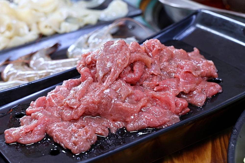 十三涮四川料理 | 重慶老火鍋祖傳湯底香麻不嗆，全台唯一麻辣鐵鍬海鮮，自助吧無限吃