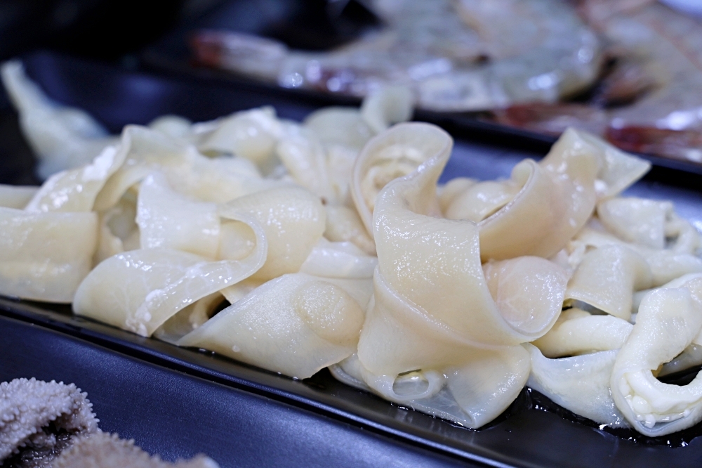 十三涮四川料理 | 重慶老火鍋祖傳湯底香麻不嗆，全台唯一麻辣鐵鍬海鮮，自助吧無限吃