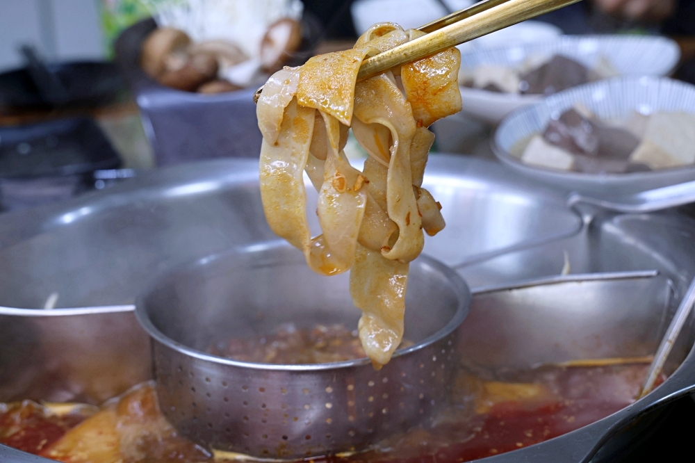 十三涮四川料理 | 重慶老火鍋祖傳湯底香麻不嗆，全台唯一麻辣鐵鍬海鮮，自助吧無限吃