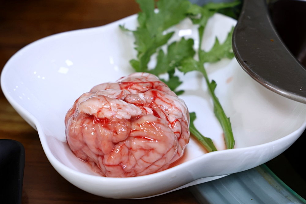 十三涮四川料理 | 重慶老火鍋祖傳湯底香麻不嗆，全台唯一麻辣鐵鍬海鮮，自助吧無限吃