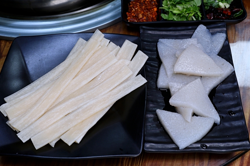 十三涮四川料理 | 重慶老火鍋祖傳湯底香麻不嗆，全台唯一麻辣鐵鍬海鮮，自助吧無限吃