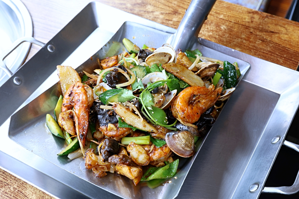 十三涮四川料理 | 重慶老火鍋祖傳湯底香麻不嗆，全台唯一麻辣鐵鍬海鮮，自助吧無限吃