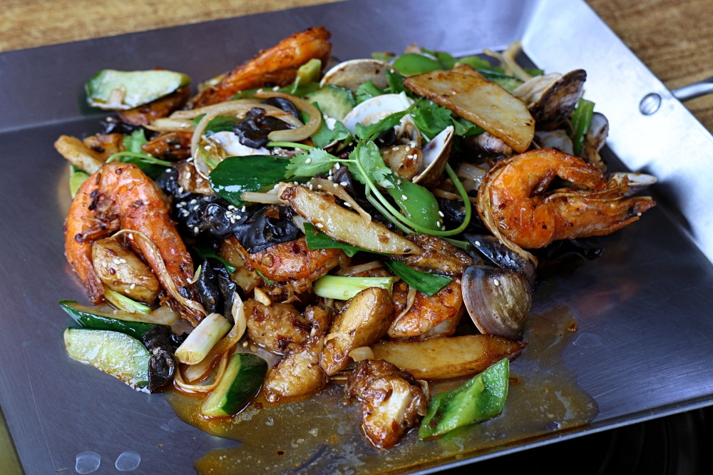 十三涮四川料理 | 重慶老火鍋祖傳湯底香麻不嗆，全台唯一麻辣鐵鍬海鮮，自助吧無限吃