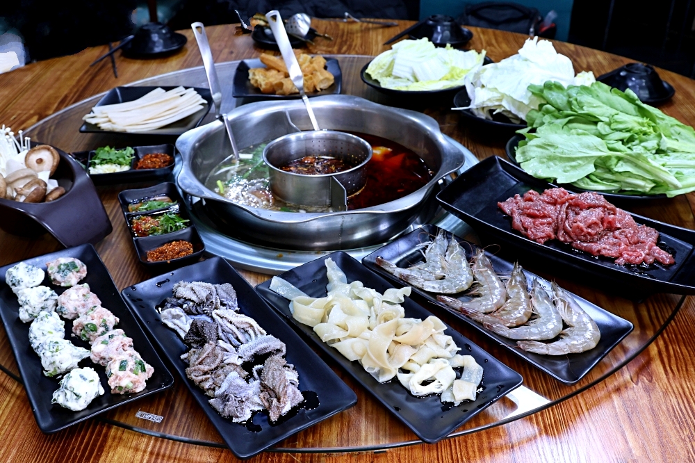 十三涮四川料理 | 重慶老火鍋祖傳湯底香麻不嗆，全台唯一麻辣鐵鍬海鮮，自助吧無限吃