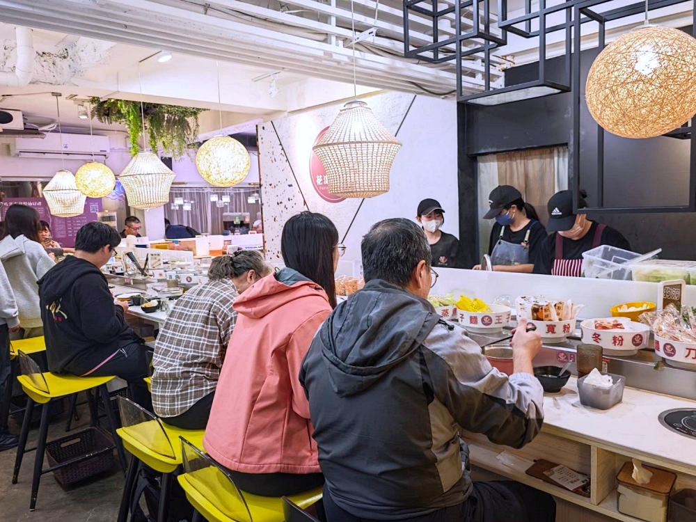 花漾轉轉鍋 | 一中街迴轉火鍋推出草莓糖葫蘆吃到飽,全台只有這裡有,草莓控快衝~ 花漾轉轉鍋 | 一中街迴轉火鍋推出草莓糖葫蘆吃到飽,全台只有這裡有,草莓控快衝~