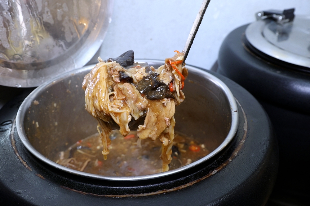花漾轉轉鍋 | 一中街迴轉火鍋推出草莓糖葫蘆吃到飽,全台只有這裡有,草莓控快衝~ 花漾轉轉鍋 | 一中街迴轉火鍋推出草莓糖葫蘆吃到飽,全台只有這裡有,草莓控快衝~