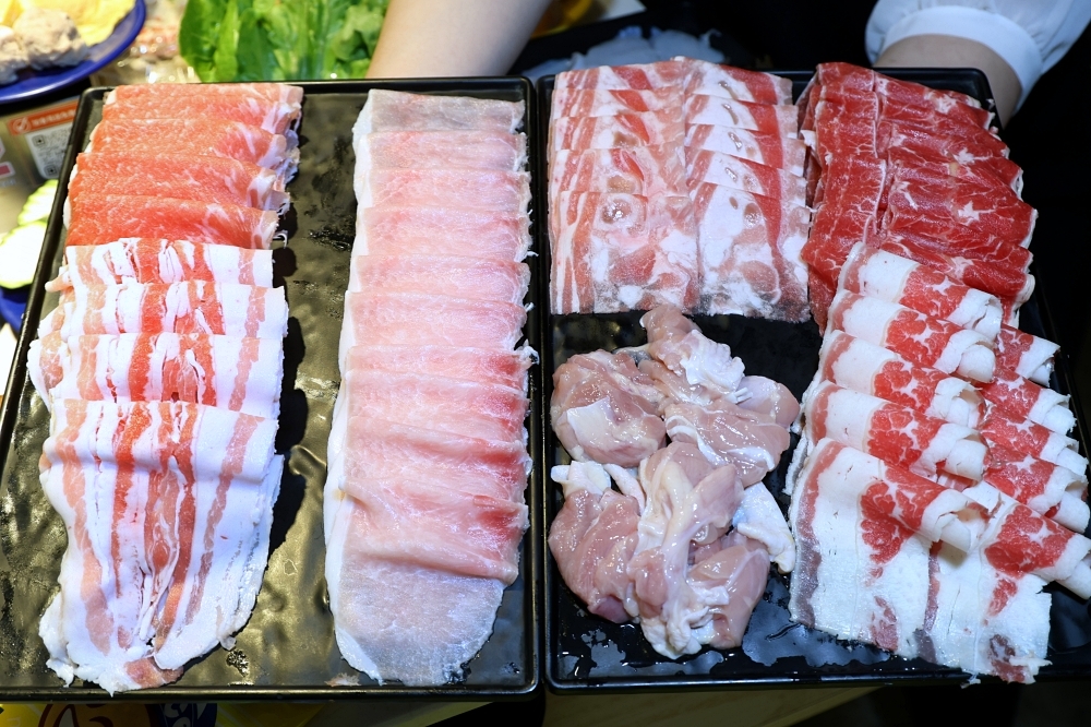 花漾轉轉鍋 | 一中街迴轉火鍋推出草莓糖葫蘆吃到飽,全台只有這裡有,草莓控快衝~ 花漾轉轉鍋 | 一中街迴轉火鍋推出草莓糖葫蘆吃到飽,全台只有這裡有,草莓控快衝~