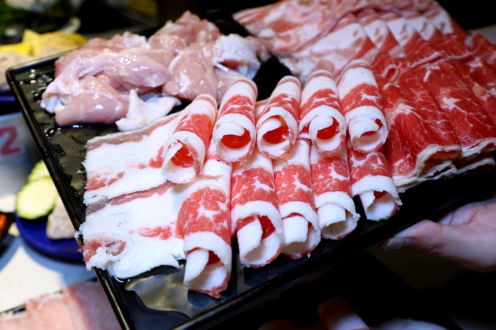 花漾轉轉鍋 | 一中街迴轉火鍋推出草莓糖葫蘆吃到飽,全台只有這裡有,草莓控快衝~ 花漾轉轉鍋 | 一中街迴轉火鍋推出草莓糖葫蘆吃到飽,全台只有這裡有,草莓控快衝~