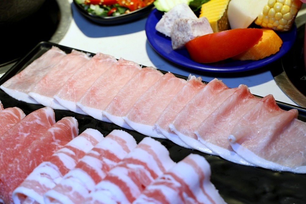 花漾轉轉鍋 | 一中街迴轉火鍋推出草莓糖葫蘆吃到飽,全台只有這裡有,草莓控快衝~ 花漾轉轉鍋 | 一中街迴轉火鍋推出草莓糖葫蘆吃到飽,全台只有這裡有,草莓控快衝~