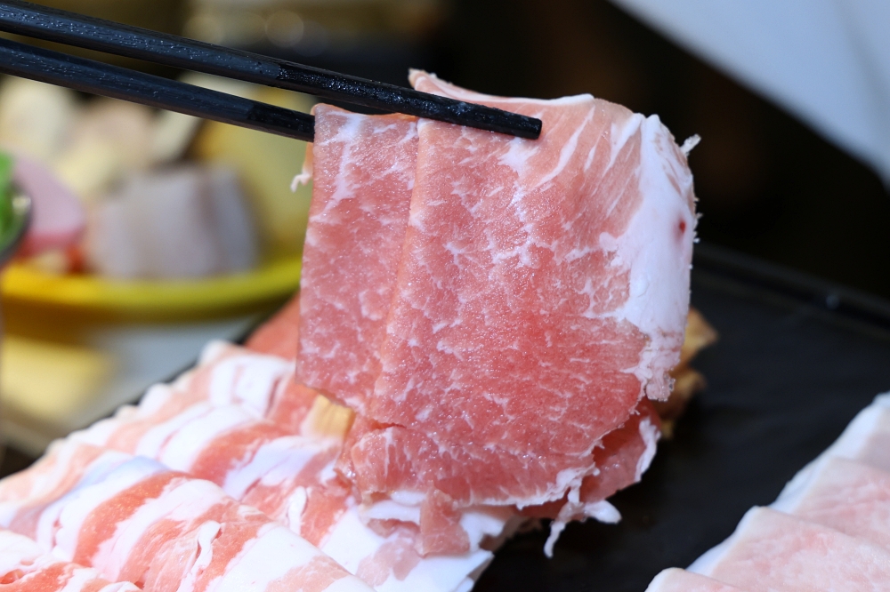 花漾轉轉鍋 | 一中街迴轉火鍋推出草莓糖葫蘆吃到飽,全台只有這裡有,草莓控快衝~ 花漾轉轉鍋 | 一中街迴轉火鍋推出草莓糖葫蘆吃到飽,全台只有這裡有,草莓控快衝~