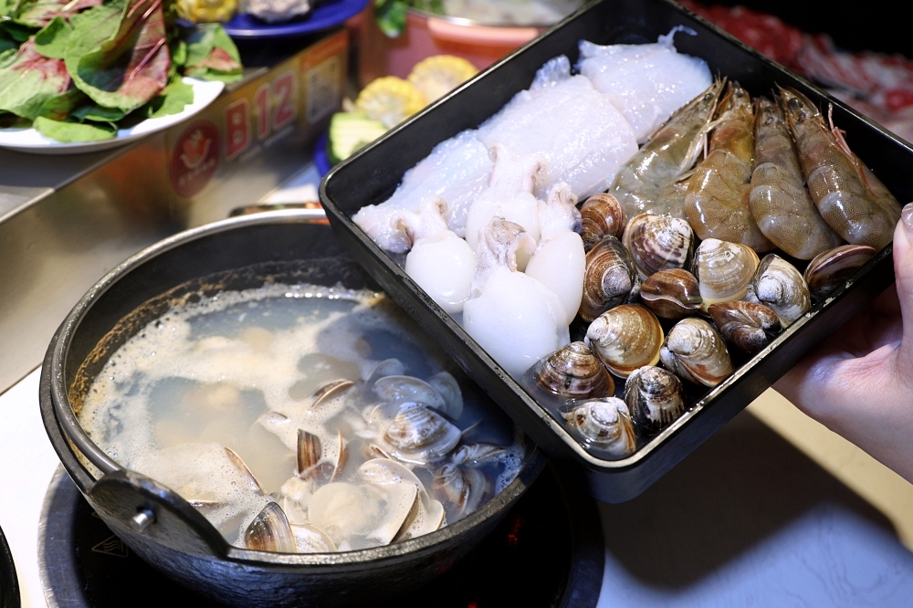 花漾轉轉鍋 | 一中街迴轉火鍋推出草莓糖葫蘆吃到飽,全台只有這裡有,草莓控快衝~ 花漾轉轉鍋 | 一中街迴轉火鍋推出草莓糖葫蘆吃到飽,全台只有這裡有,草莓控快衝~