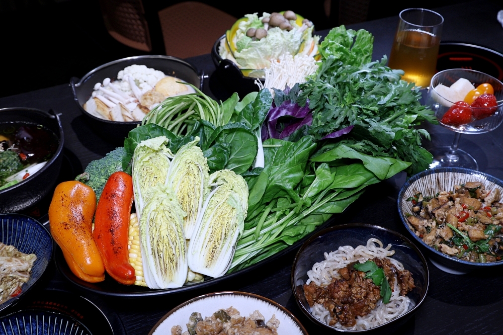 花悅蔬香 | 清爽無素料菜盤爆豐盛，中清路蔬食餐廳火鍋套餐339元起吃超飽