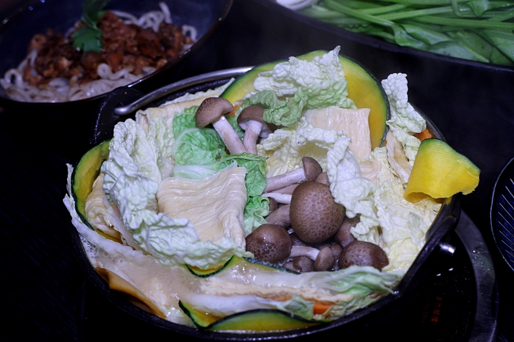 花悅蔬香 | 清爽無素料菜盤爆豐盛，中清路蔬食餐廳火鍋套餐339元起吃超飽