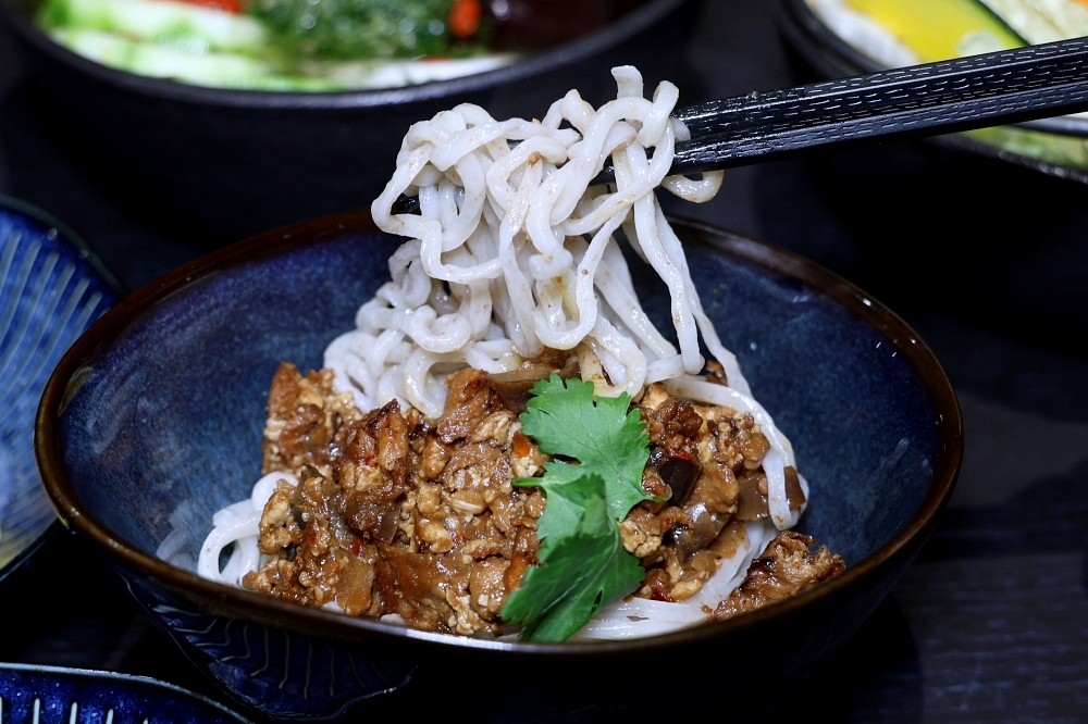 花悅蔬香 | 清爽無素料菜盤爆豐盛，中清路蔬食餐廳火鍋套餐339元起吃超飽