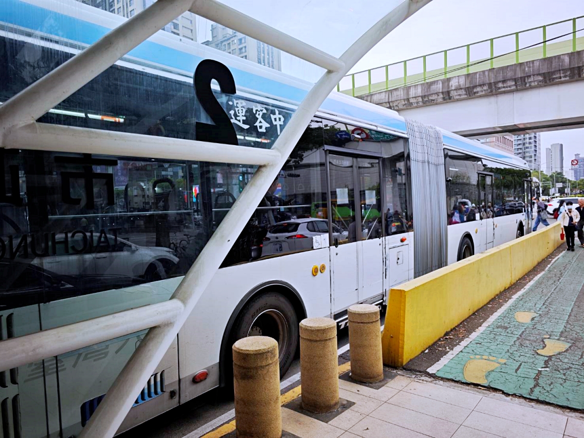台中巨無霸毛毛蟲公車,雙節公車掰掰了~ 台中巨無霸毛毛蟲公車,雙節公車掰掰了~