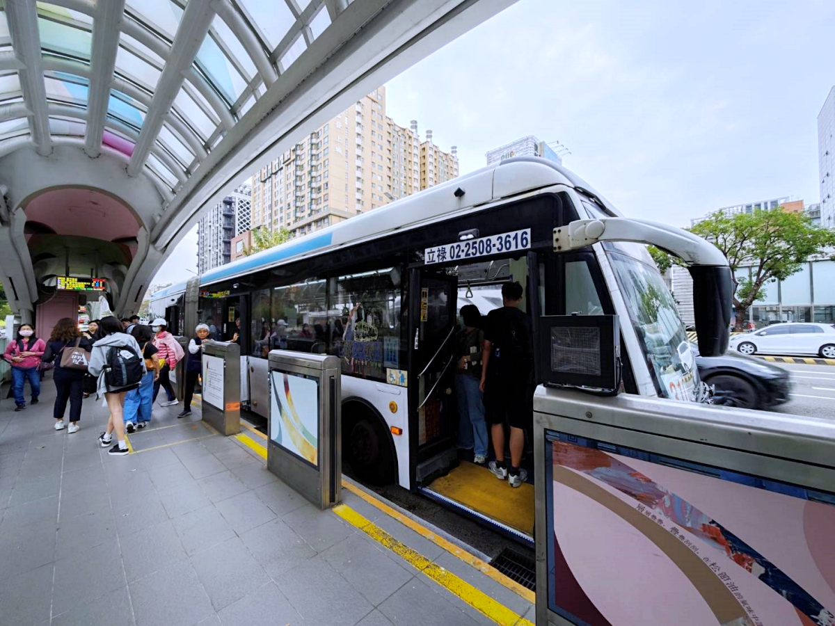 台中巨無霸毛毛蟲公車,雙節公車掰掰了~ 台中巨無霸毛毛蟲公車,雙節公車掰掰了~