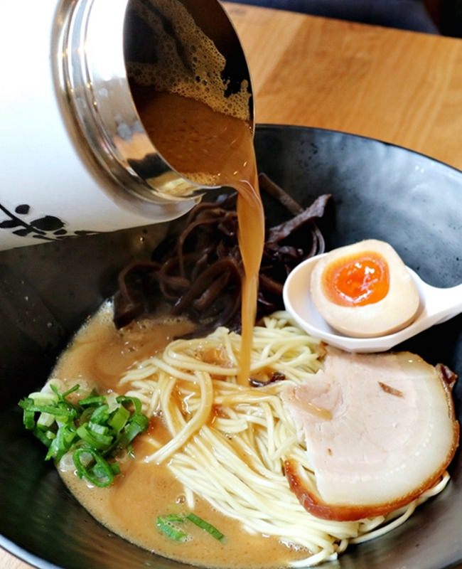 台中 | 麵屋 輝 TERU 一種餐點給你拉麵湯泡飯二種滿足 煎餃冰花和厚切叉燒均迷人