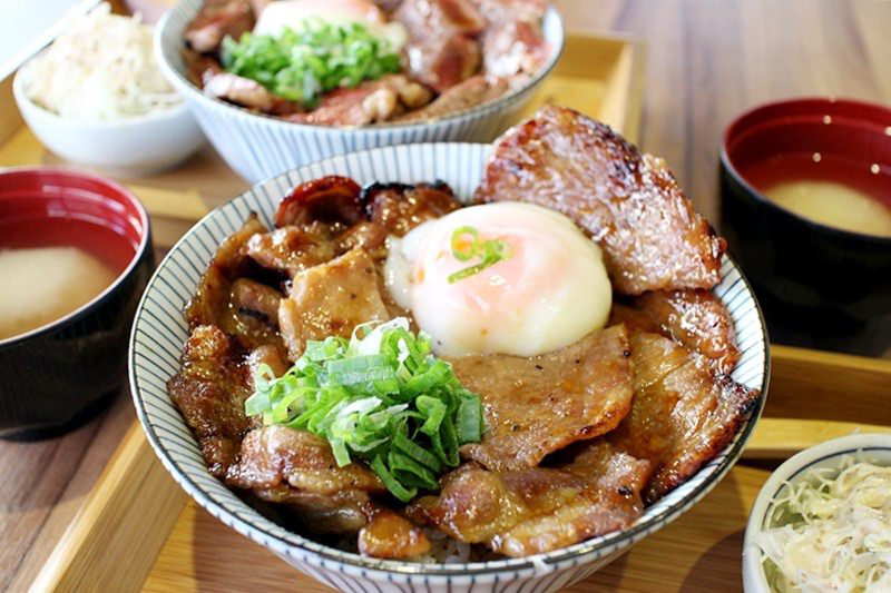 台中。西屯 | 滿燒肉丼食堂 滿滿都是燒肉 根本看不到米飯的丼飯